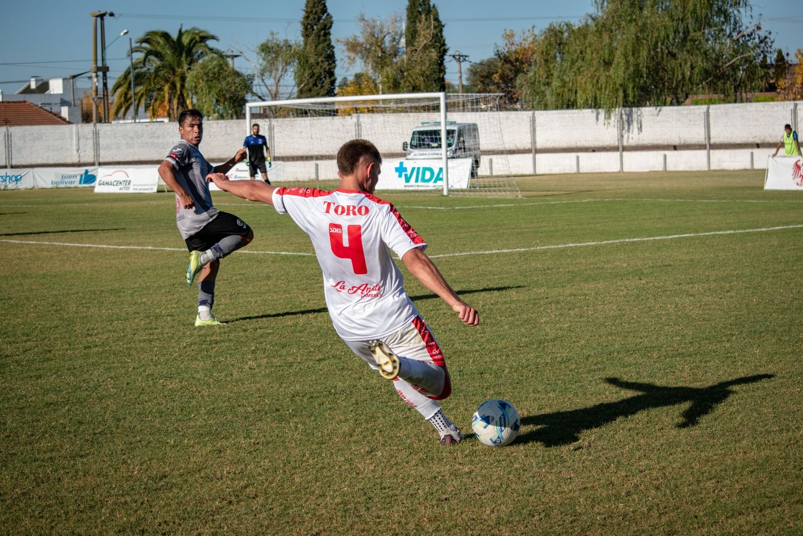 Un match en cours sur un terrain de club
